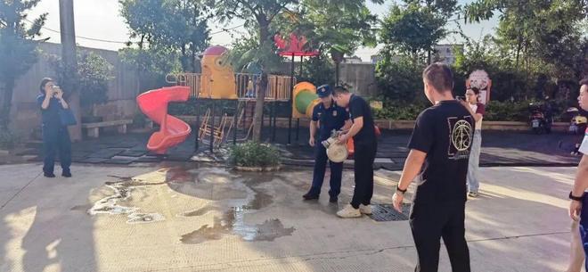 星空体育：净峰消防安全“上门配送”筑牢小区商铺平安防线(图2)