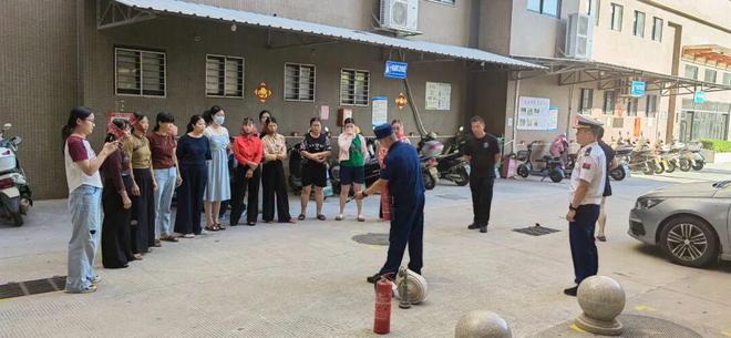 星空体育：净峰消防安全“上门配送”筑牢小区商铺平安防线(图1)