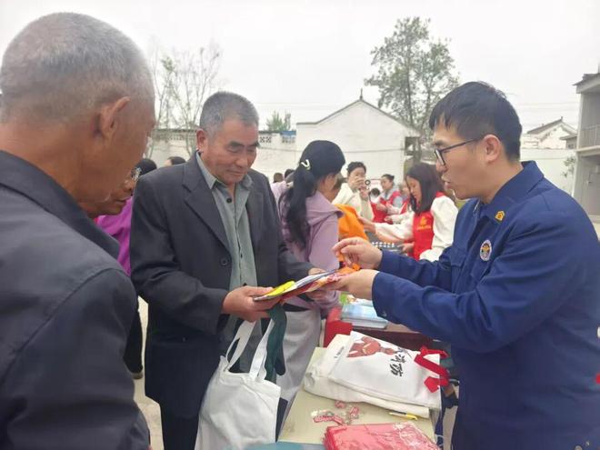 运城消防在田间地头谱写“火焰蓝”平安曲(图1)