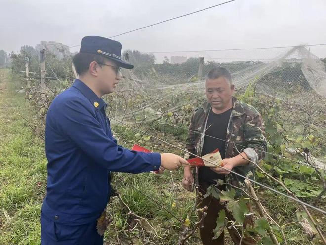 运城消防在田间地头谱写“火焰蓝”平安曲(图6)