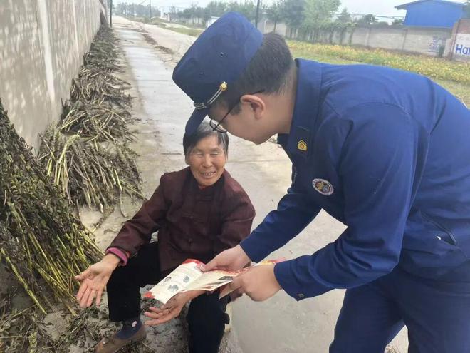 运城消防在田间地头谱写“火焰蓝”平安曲(图7)