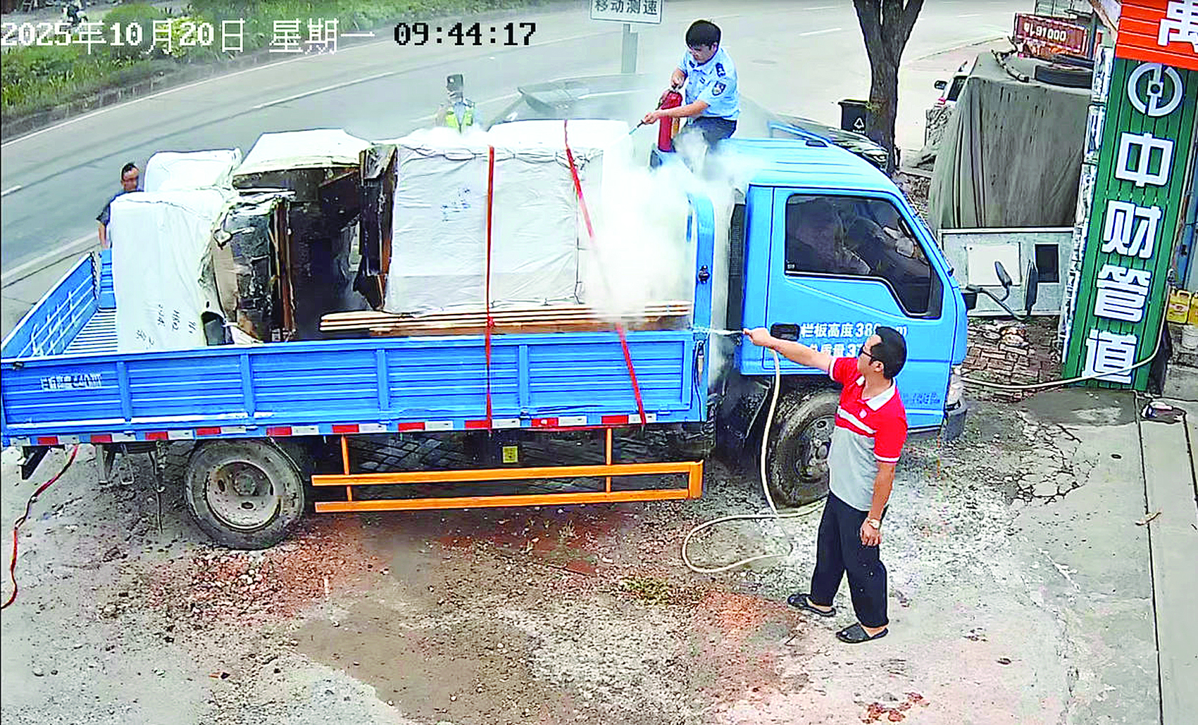 货车门前起火淡水五金店夫妇率众10分钟扑灭火患(图1)