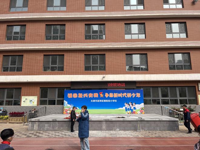 筑牢安全防线！朝阳街小学开展消防应急实操演练(图1)