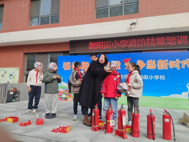 筑牢安全防线！朝阳街小学开展消防应急实操演练(图2)