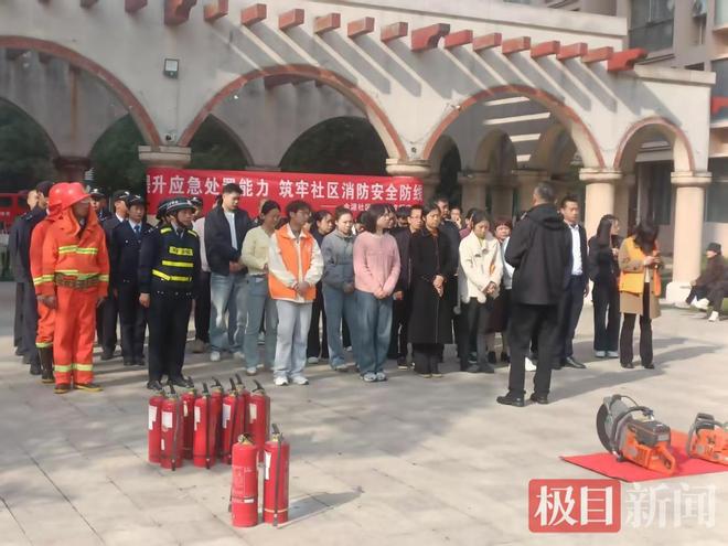 居民亲身体验“火场”逃生东津这场消防演习全程实战(图1)