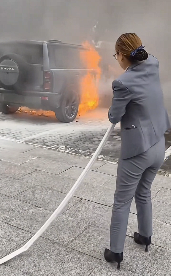 陕西一哈弗猛龙突然起火灭火器根本没用：烧成框架(图1)