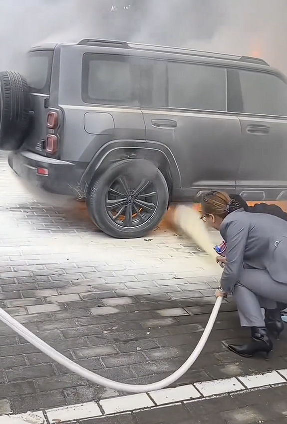 陕西一哈弗猛龙突然起火灭火器根本没用：烧成框架(图2)