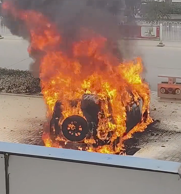 陕西一哈弗猛龙突然起火灭火器根本没用：烧成框架(图3)