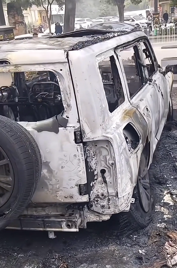 陕西一哈弗猛龙突然起火灭火器根本没用：烧成框架(图4)