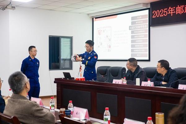 星空体育网站：涪陵消防走进邮政开展专项培训筑牢快递业旺季“防火墙”(图1)