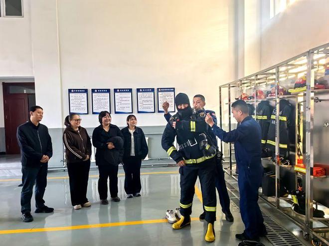 新疆昌吉州呼图壁县卫健系统工作人员“零距离”体验学习消防知识(图3)