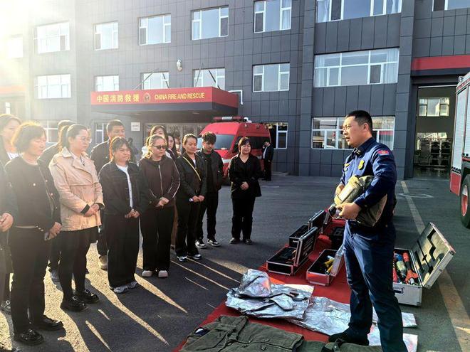 新疆昌吉州呼图壁县卫健系统工作人员“零距离”体验学习消防知识(图1)