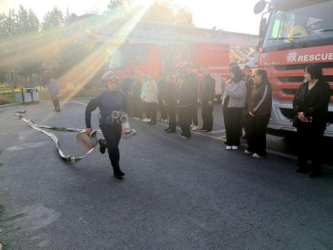 新疆昌吉州呼图壁县卫健系统工作人员“零距离”体验学习消防知识(图2)