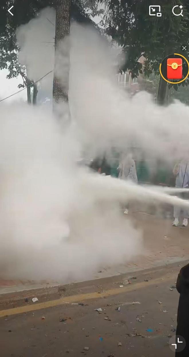 河南一新郎被光身绑树上拿干粉灭火器喷射场景恐怖详情曝出(图3)