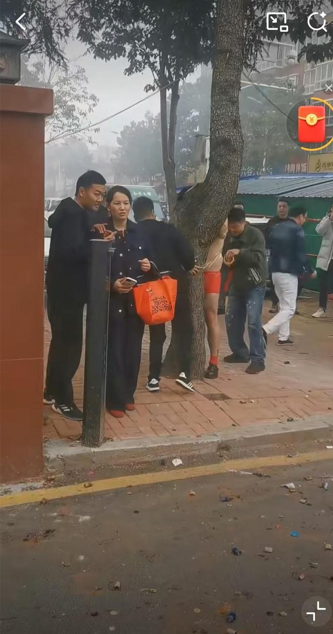 河南一新郎被光身绑树上拿干粉灭火器喷射场景恐怖详情曝出(图4)