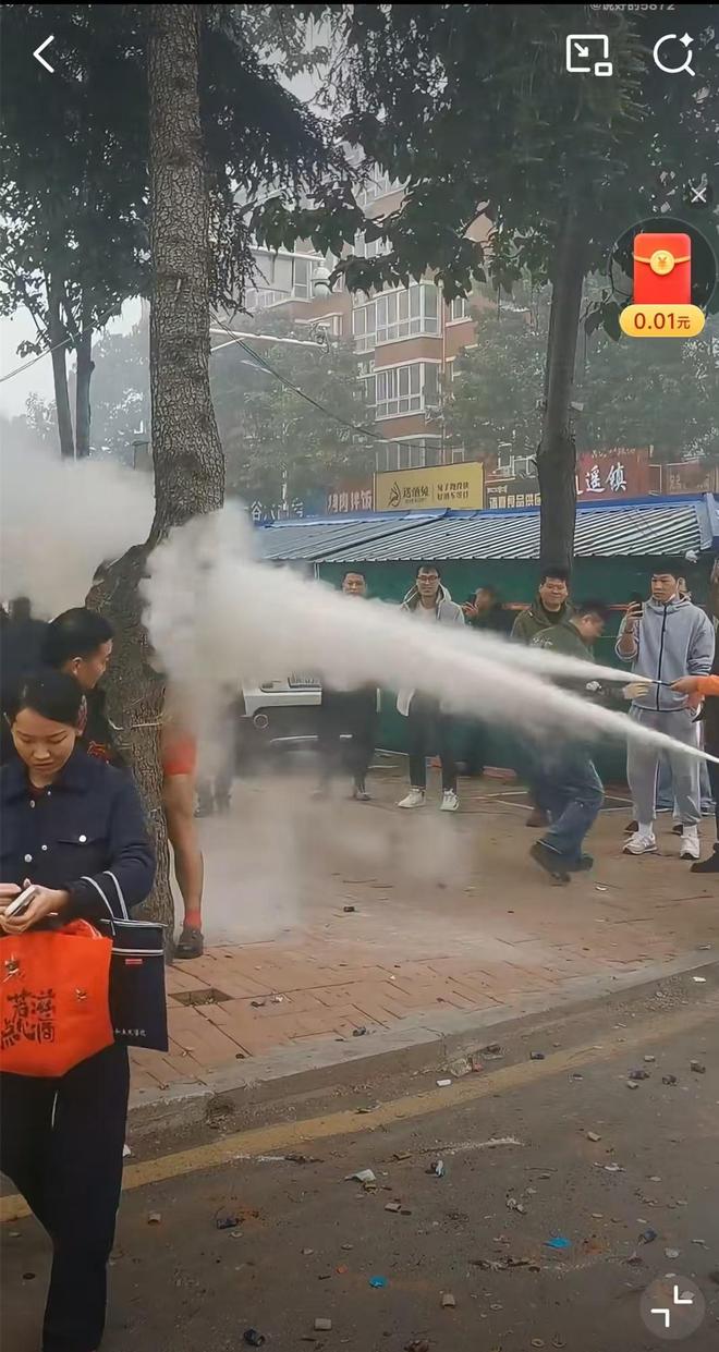 河南一新郎被光身绑树上拿干粉灭火器喷射场景恐怖详情曝出(图1)