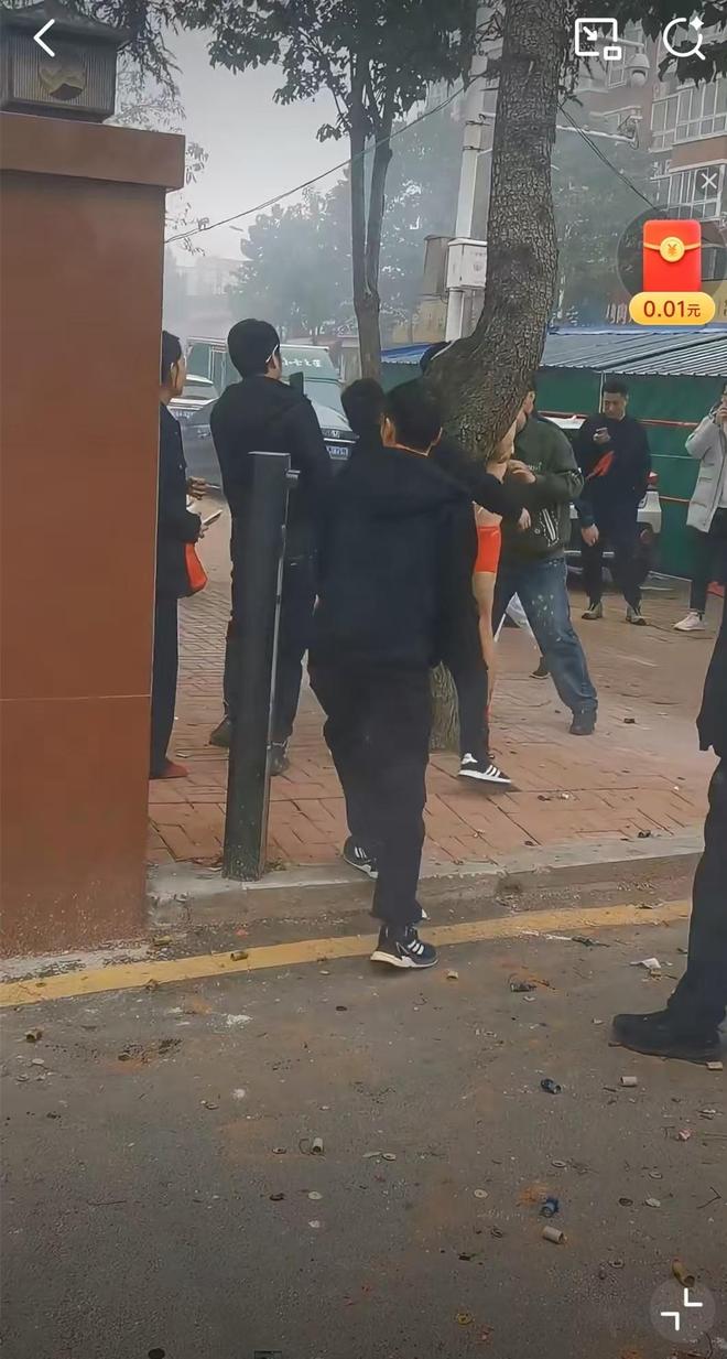 河南一新郎被光身绑树上拿干粉灭火器喷射场景恐怖详情曝出(图2)