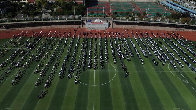 贵阳花溪：走进校园“手把手”教授灭火技能筑牢校园“防火墙”(图1)