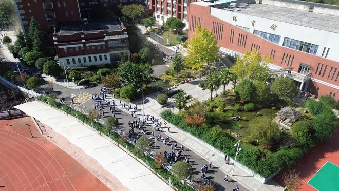 贵阳花溪：走进校园“手把手”教授灭火技能筑牢校园“防火墙”(图3)