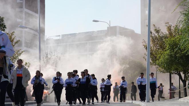 贵阳花溪：走进校园“手把手”教授灭火技能筑牢校园“防火墙”(图4)