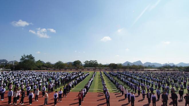 贵阳花溪：走进校园“手把手”教授灭火技能筑牢校园“防火墙”(图2)
