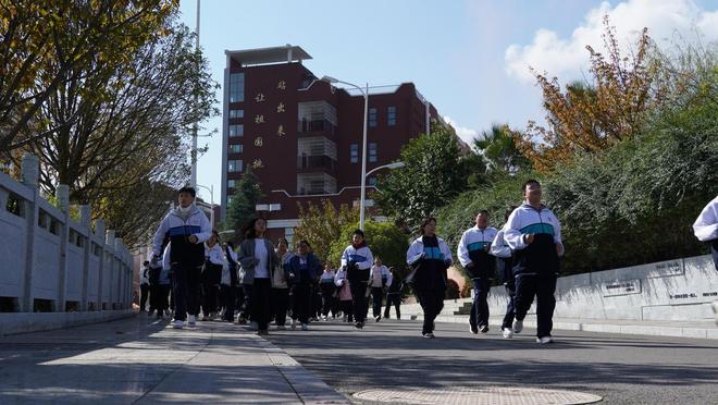 贵阳花溪：走进校园“手把手”教授灭火技能筑牢校园“防火墙”(图5)