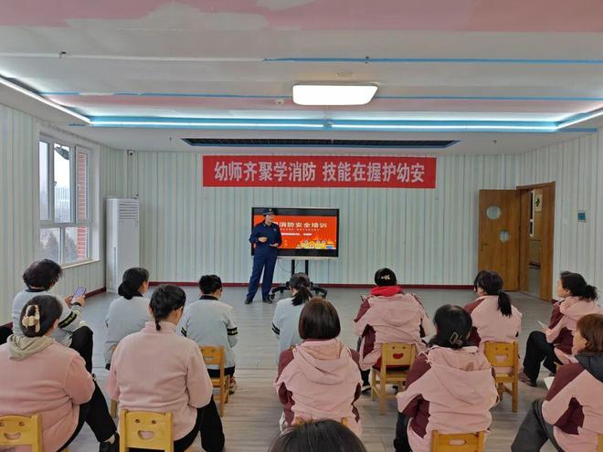 “打卡”学消防沉浸式体验提前点燃全国消防宣传月(图1)