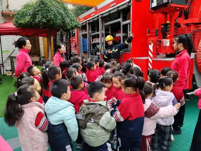 “打卡”学消防沉浸式体验提前点燃全国消防宣传月(图2)