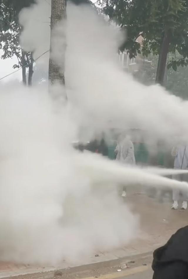 河南一新郎被绑树上遭灭火器喷射现场画面被指荒唐律师：如造成损害侵权人应担责(图3)