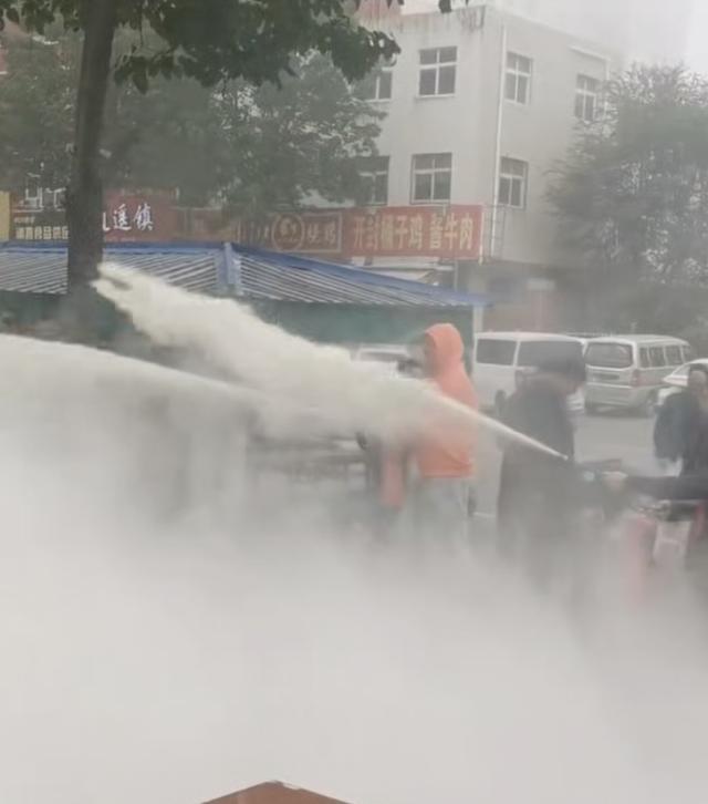 河南一新郎被绑树上遭灭火器喷射现场画面被指荒唐律师：如造成损害侵权人应担责(图2)