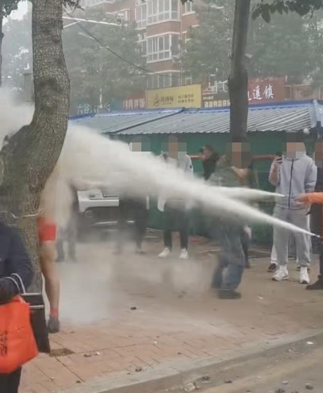 河南一新郎被绑树上遭灭火器喷射现场画面被指荒唐律师：如造成损害侵权人应担责(图1)