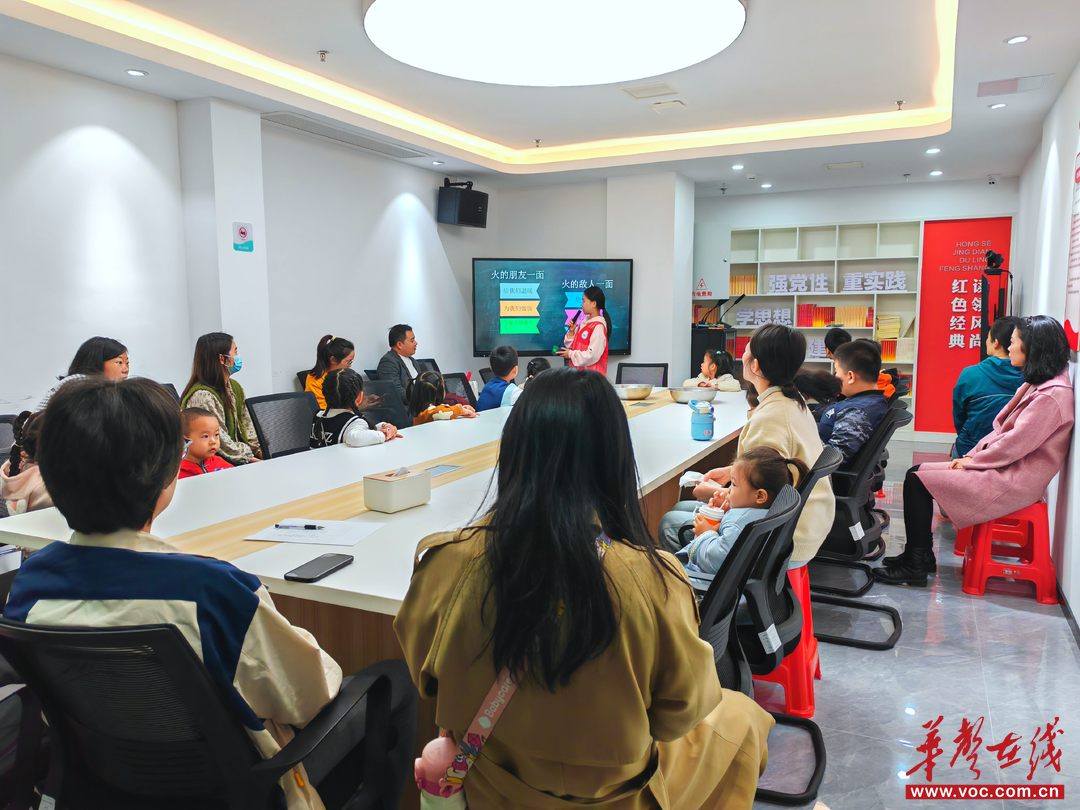 星空体育网站：五社联动聚合力！天鹅塘社区亲子消防课堂“玩”出安全新花样(图3)