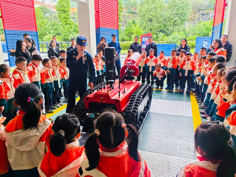 习水一小：把安全教育课堂搬到消防救援大队(图1)