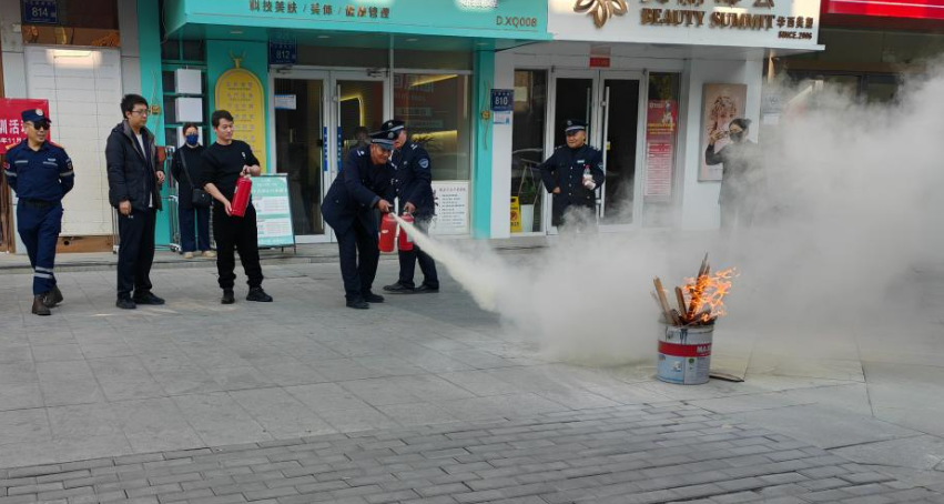 星空体育网站：消防演练进社区手把手教出“安全明白人”(图1)