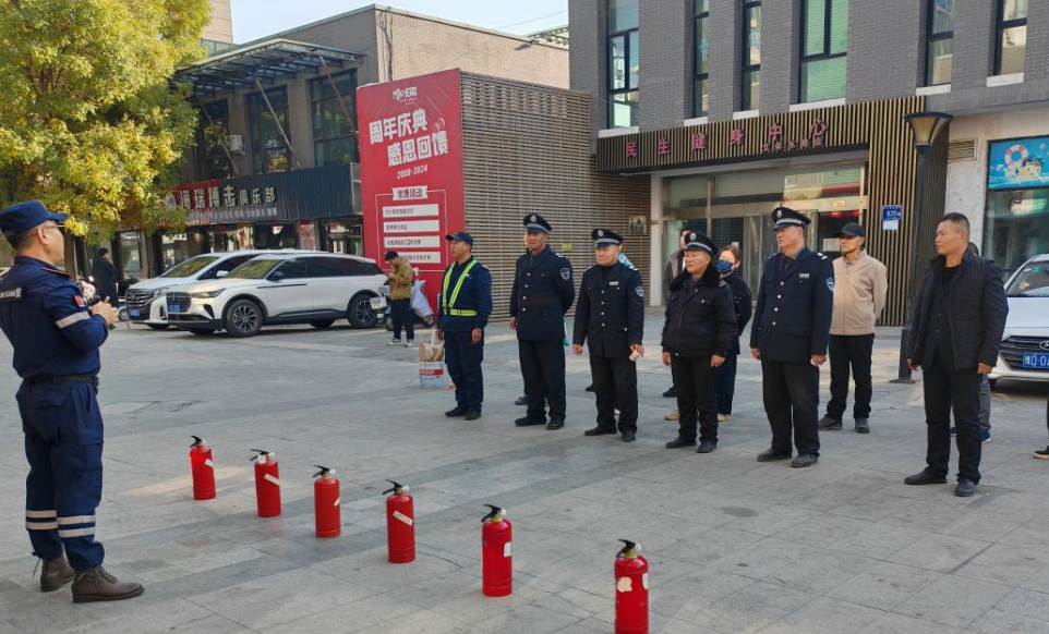 星空体育网站：消防演练进社区手把手教出“安全明白人”(图2)
