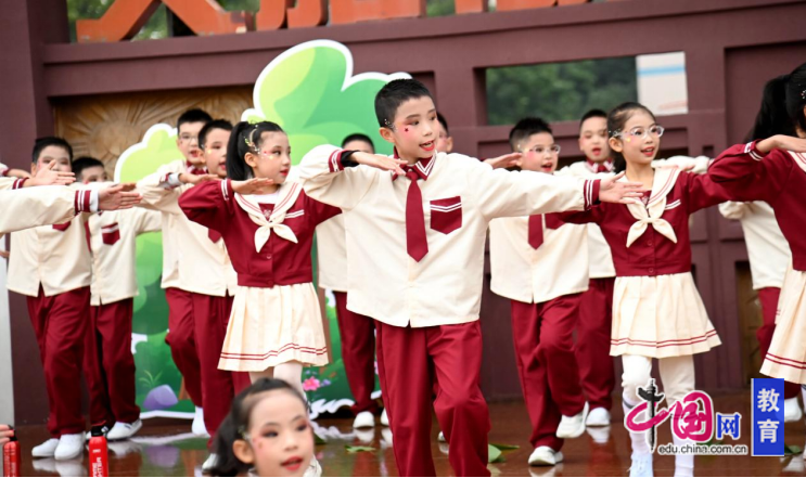 星空体育：“烈火英雄我致敬”峨眉一小把安全习惯融入日常学习生活(图1)