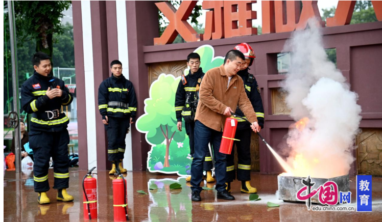 星空体育：“烈火英雄我致敬”峨眉一小把安全习惯融入日常学习生活(图2)