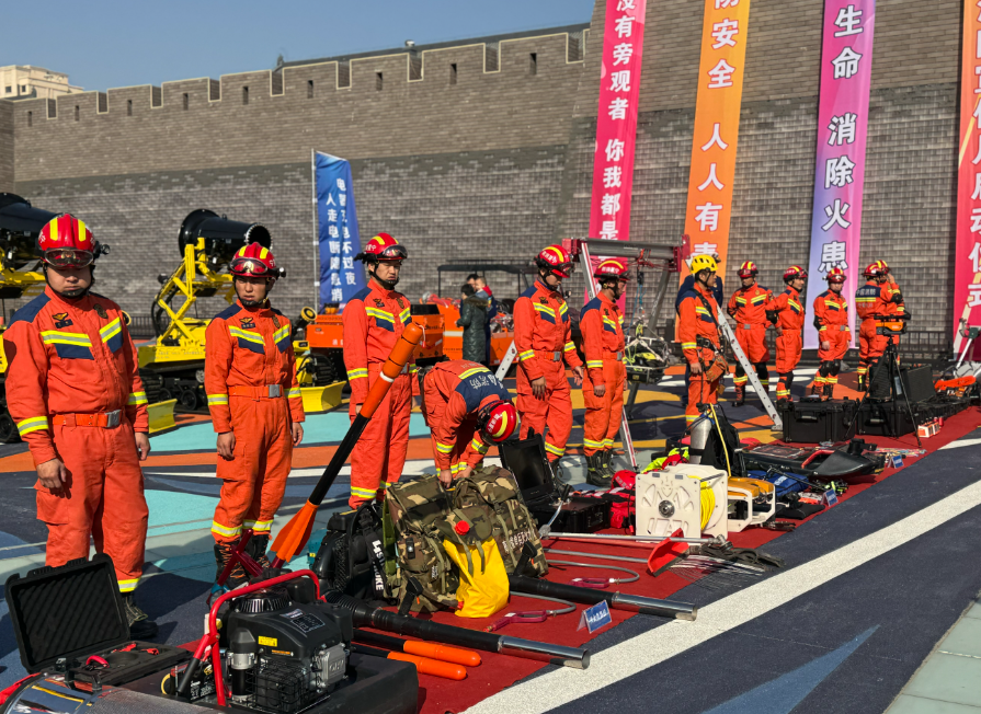 沉浸式体验消防科普大派对！2025年全区消防宣传月在银川启动(图1)