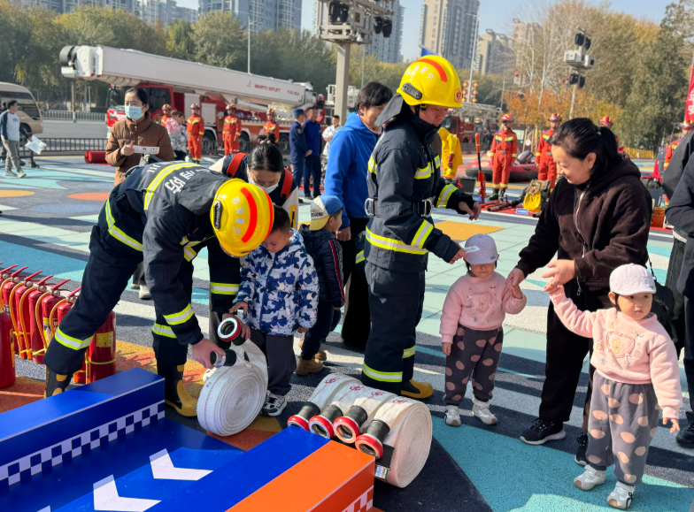 沉浸式体验消防科普大派对！2025年全区消防宣传月在银川启动(图2)