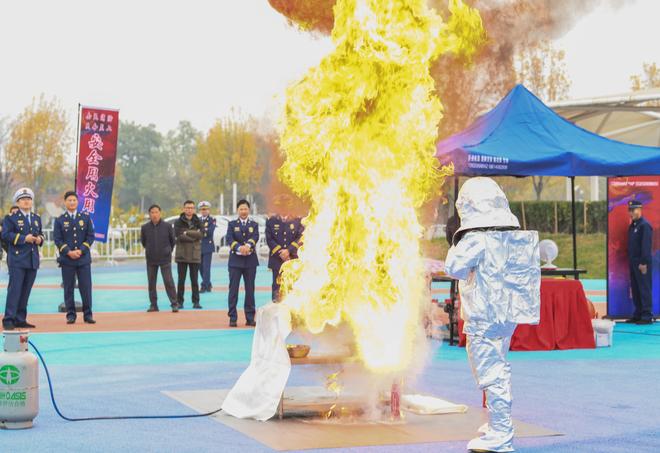 北京通州消防宣传月活动消防员现场做实验讲解油锅起火处置技巧(图1)
