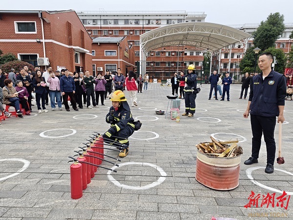 星空体育网站：望城区消防安全宣传进社区(图1)