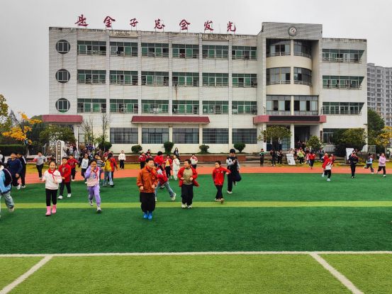 星空体育网站：怀宁县金拱镇中心学校开展消防逃生演练活动(图1)