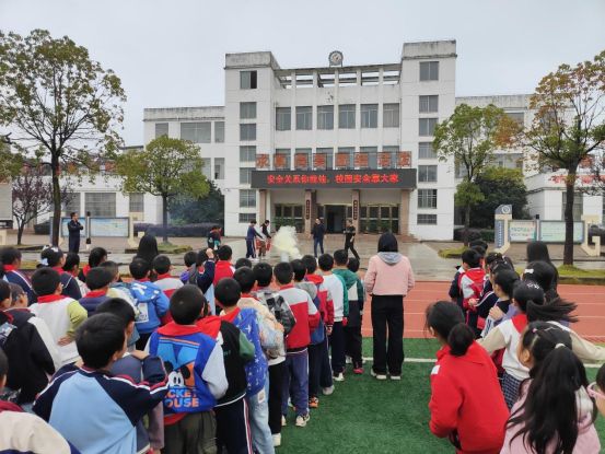 星空体育网站：怀宁县金拱镇中心学校开展消防逃生演练活动(图2)