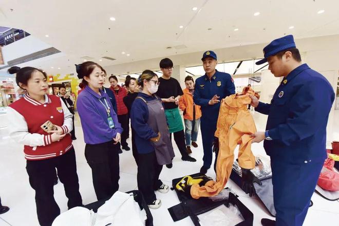 亲触器材学习消防！主题市集让安全走进千家万户(图1)