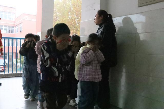 星空体育网站：防火宣传进校园！河南机动队伍携手萌娃共筑“防火墙”(图4)