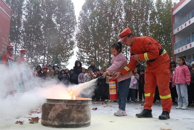 星空体育网站：防火宣传进校园！河南机动队伍携手萌娃共筑“防火墙”(图3)