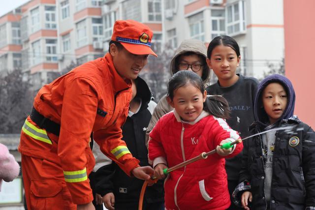 星空体育网站：防火宣传进校园！河南机动队伍携手萌娃共筑“防火墙”(图2)