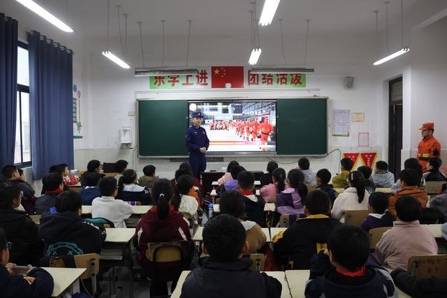 星空体育网站：防火宣传进校园！河南机动队伍携手萌娃共筑“防火墙”(图1)
