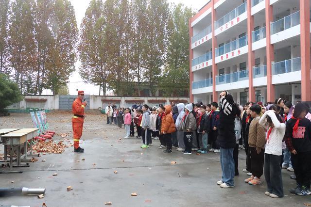 星空体育网站：防火宣传进校园！河南机动队伍携手萌娃共筑“防火墙”(图5)