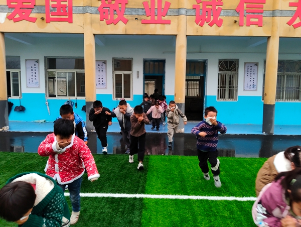 固镇县谷阳中心校宋店小学开展消防应急演练活动(图1)